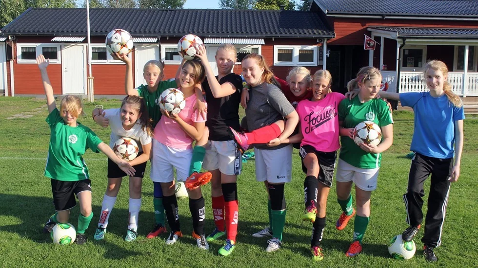 Bollglädje. På lördag firar Rosenfors IK 90-årsjubileum med familjedag. Bland andra F12 (bilden) kommer spela match under dagen. Foto: Charlotte Madestam