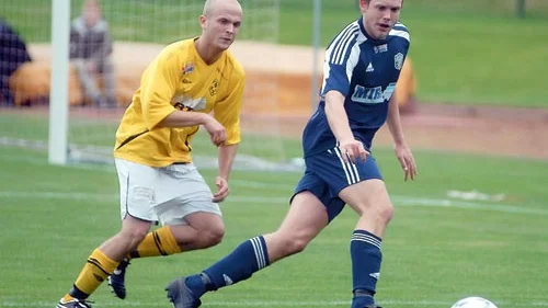 Eric Fernström och Kisa siktar på att bli ett stabilt mittenlag i division tre. Mycket är nytt i KBK med ny tränare, tre nya brassar och en ny, tuff konkurrenssituation.