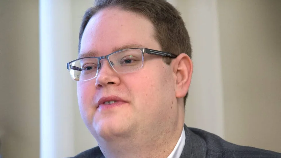 Kommunalrådet Daniel Andersson (L) rasar över förslaget till lokalt utegångsförebud.