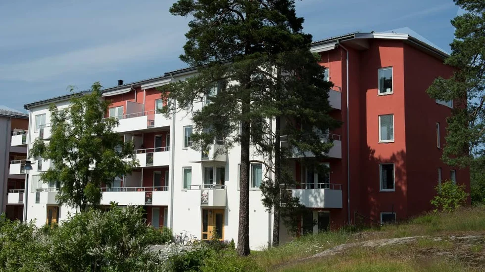 "Livsvalen är mycket olika i Täby och Rinkeby, i Göteborgs city och Gårdsten, i Hjulsbro och Skäggetorp" skriver Harriet Larsson i sin replik.
