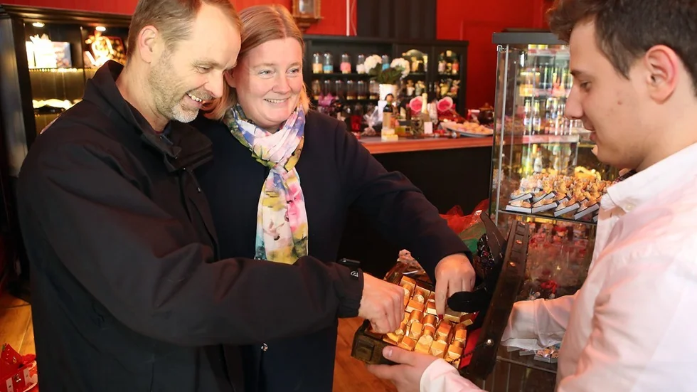 Ahmed Faresi bjöd Sabina och Anders Sakari att provsmaka chokladen och de tyckte den var god. Foto: Roelof Stroetinga
