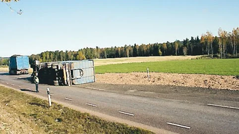 Släpet blockerade körbanan så polis fick dirigera förbi trafiken.