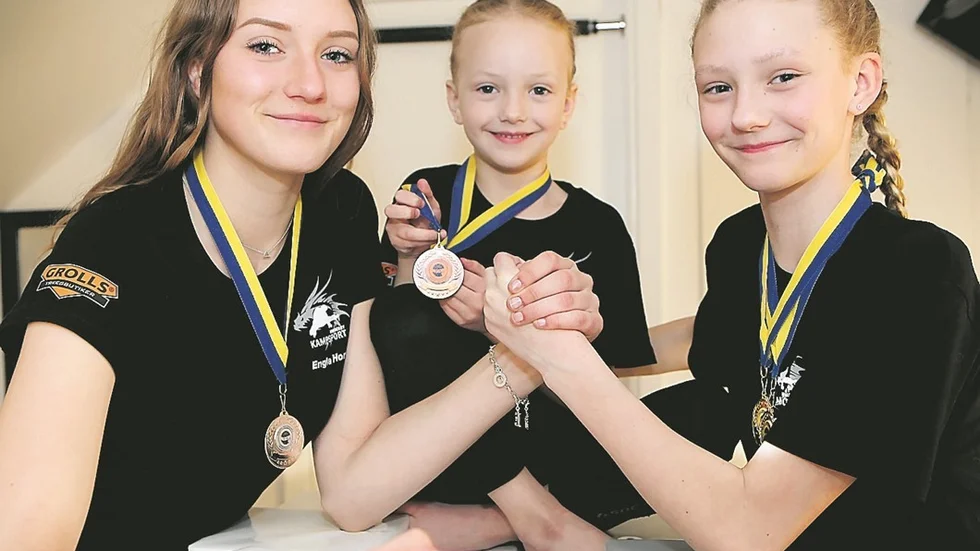 SM-SUCCÉSYSTRAR. Systrarna Horste - Engla, Eifie och Feliz - kom hem med sammanlagt fyra medaljer från den gångna helgens SM i armbrytning. Bäst gick det för mellansyrran Feliz som vann två guld. Foto: Roelof Stroetinga