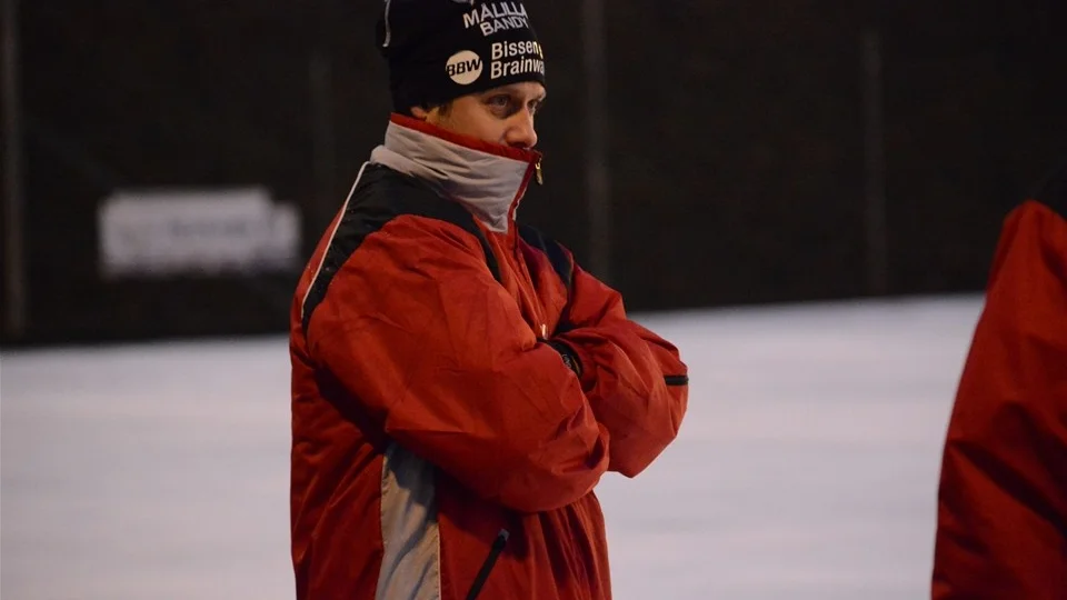 Johnny Quiros fortsätter i Målilla Bandy. Foto: Ossian Mathiasson