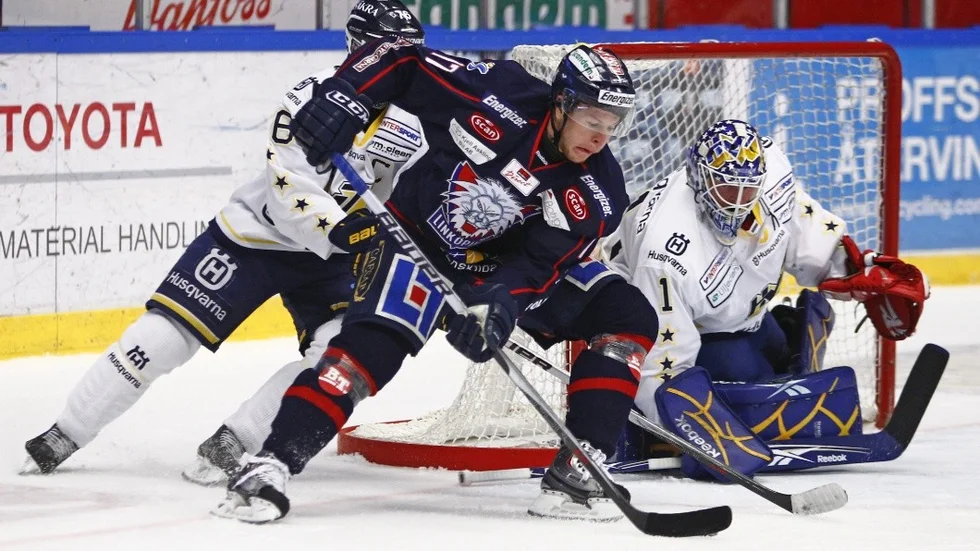 LINKÉPING 20101104
Link?pings Johan Andersson utmanar HV:s mÎlvakt Daniel Larsson i matchen mellan Link?pings HC och HV71 i Cloetta Center.
Foto: Stefan Jerrevëng / SCANPIX / Kod 60160
