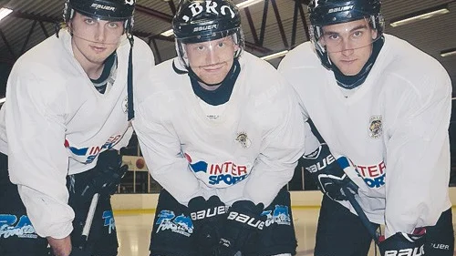 Spelskicklig trio. Alexander Holmberg, Jakob Karlsson och Björn Jonason trivs tillsammans i Vimmerby Hockey. Ikväll är det dags för ett stekhett derby mot femteplacerade Västervik.