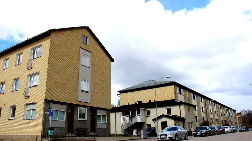 Skolgatan 23, till vänster, kan bli högre. Om planen blir verklighet rivs det låga gårdshuset och ersätts av ett högre hus med cirka 17 lägenheter.