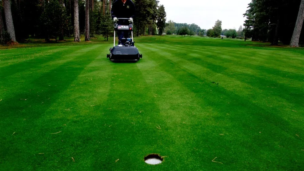 Lars Bonnevier och hans medarbetare på Linköpings golfklubb klipper numer greenerna med handgräsklippare, med fantastiskt resultat. 061006 Linköping.
Lars Bonnevier, Greenkeeper på Linköpings golfklubb.
Bild Jeppe Gustafsson