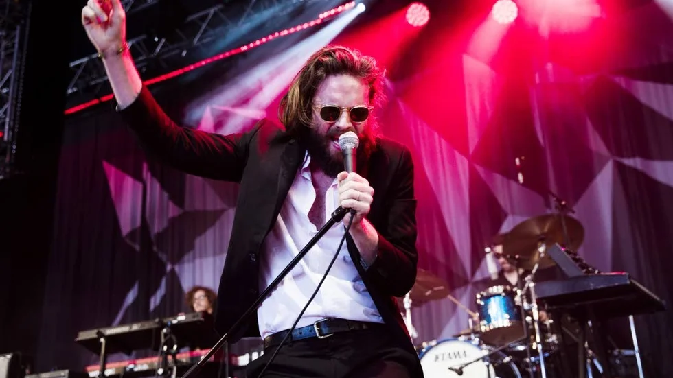 Josh Tillman var under några år trummis i gruppen Fleet Foxes, men sedan 2012 släpper han album under namnet Father John Misty. För den som inte får nog av det över 70 minuter långa albumet “Pure Comedy”, kommer en film med samma namn med sekvenser från inspelningen.