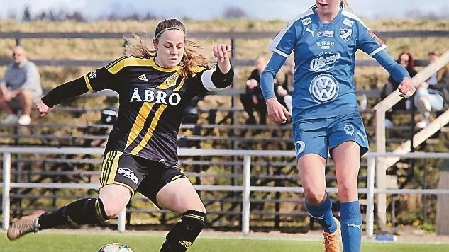 VIF-anfallaren Anna Karlsson i dribblingstagen. Vimmerby det annars tufft mot IFK Kalmars bollskickliga F19-lag. Matchen slutade 1-1. Foto: Roelof Stroetinga