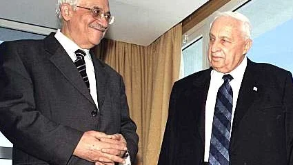 Mahmoud Abbas och Ariel Sharon vid mötet på tisdagen. Foto: Lefteris Pitarakis / Pressens Bild
