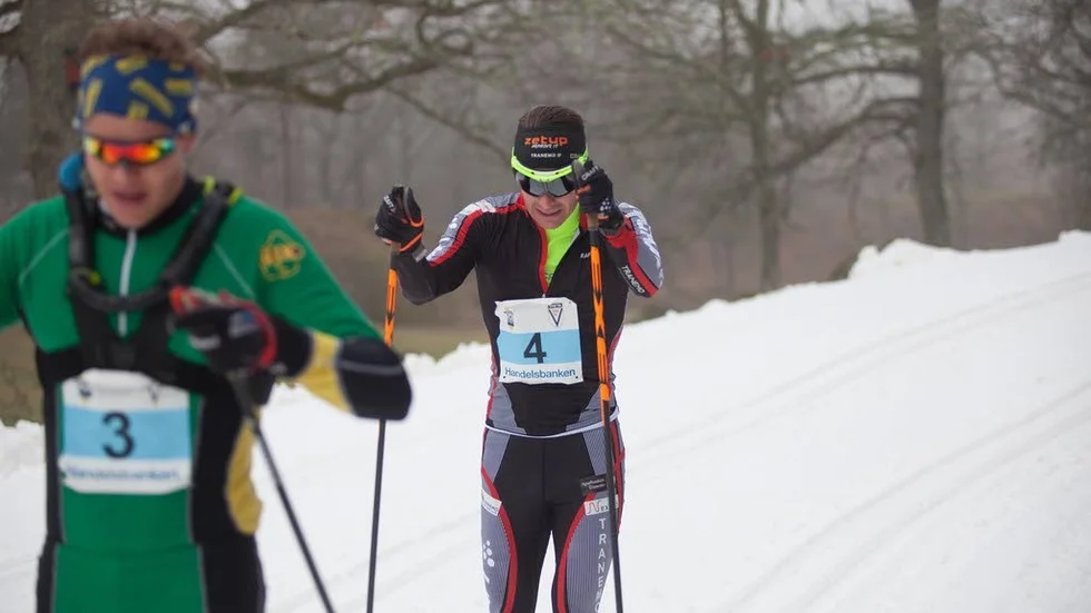 Segraren. Emil Jönsson (nummer 4) var överlägsen i Vreta Ski Maraton.