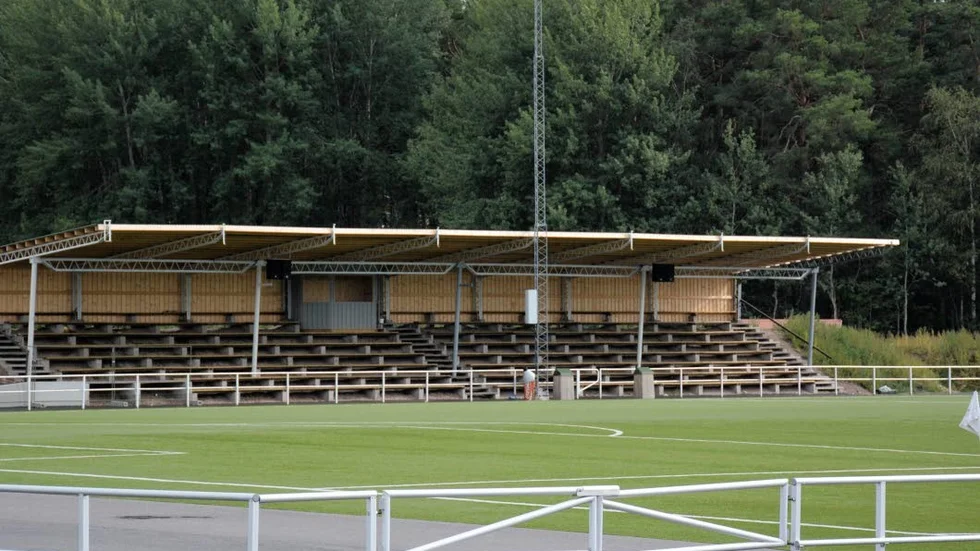 I slutet av veckan fylls läktarna av människor som kommer för att kolla på Bullerby cup.