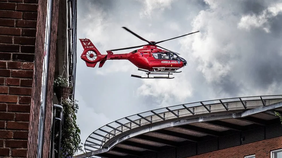 En ambulanshelikopter landar på Karolinska. I dagsläget måste Region Östergötland ringa efter en helikopter från andra regioner när de behövs.