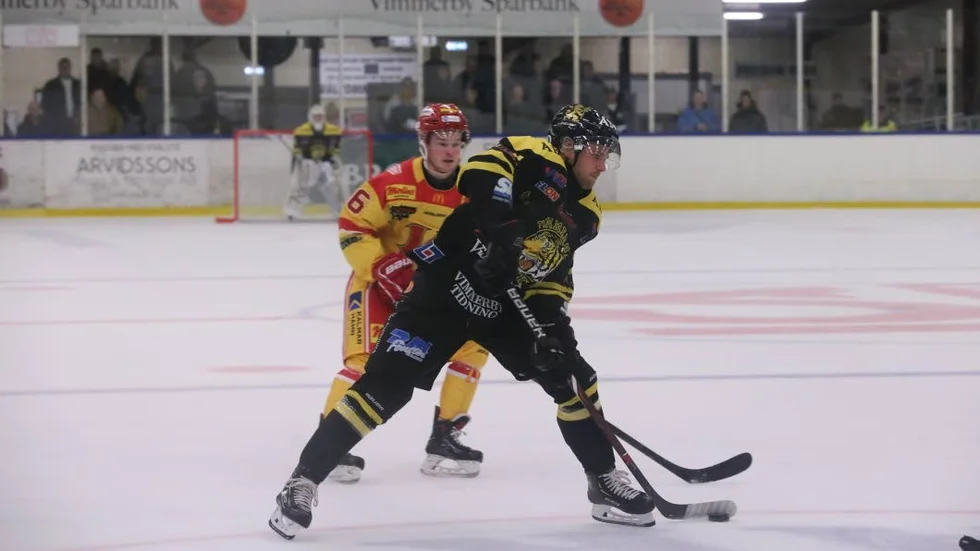 Här pricksskjuter Sebastian Åkesson 2–0 för VH.