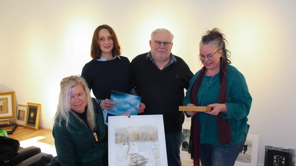 På lördagen är det vernissage på Konstgalleri Vättern i Motala. De utställande konstnärerna är Madeleine Swanström (längst till vänster), Karin Mårtensson (tvåa från vänster) och Hellen P Toivola (till höger). På bilden syns även galleristen Göran Hultin. 