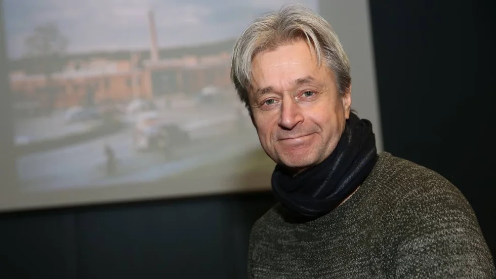 Roy Andersson, verksamhetsledare på Brukskultur Åtvidaberg, visar stillfilm från Facit-tiden.