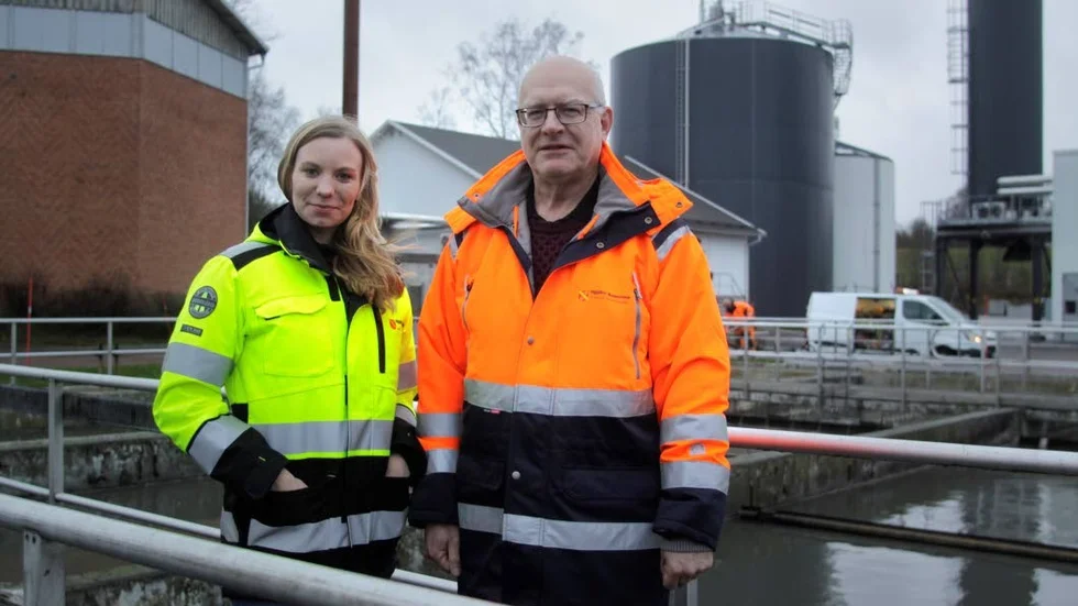 Nathalie Stärner och Lars Edenhofer på Mjölby kommuns VA-avdelning jobbar med att få en jämnare belastning på reningsverket i Mjölkulla.
