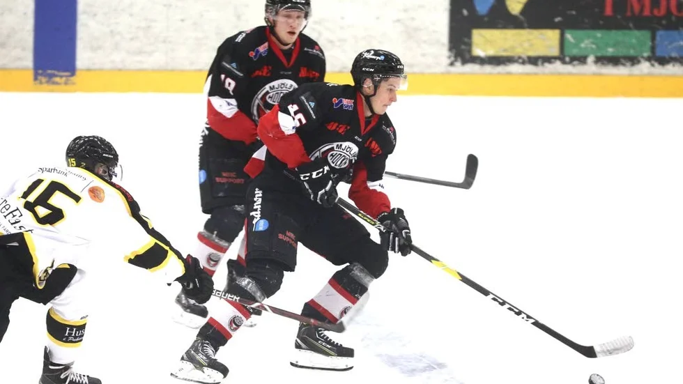 David Bremer gjorde mål när Mjölby HC vann borta mot Boro/Vetlanda. Två matcher återstår av grundserien.