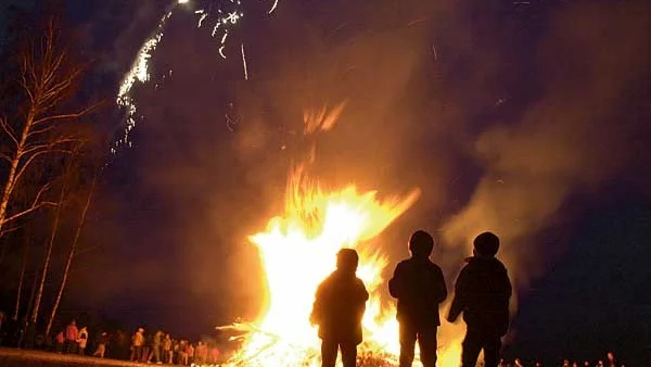 I Hultsfred stod fyrverkeriet högt i skyn under Valborgsfestligheterna.