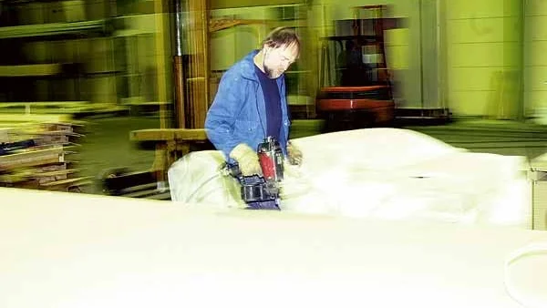 Full produktion. Ett 50-tal anställda jobbar med att bygga hus i Hultsfred. Men inte under varumärket Hultsfredshus. Det är lagt i malpåse.