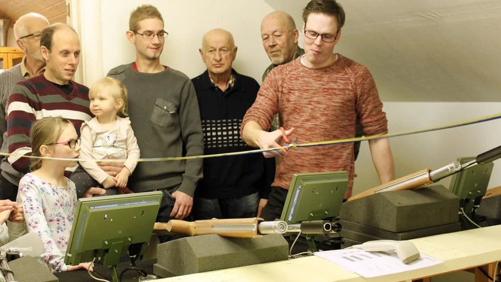 De nya elektroniska banorna i Bellö bygdegård har använts sedan i höstas. Men igår var det dags att inviga den största investeringen någonsin i skytteföreningens historia. Ordförande Alexander Evertsson klippte bandet. Foto: Rebecca Forsgren Malmström