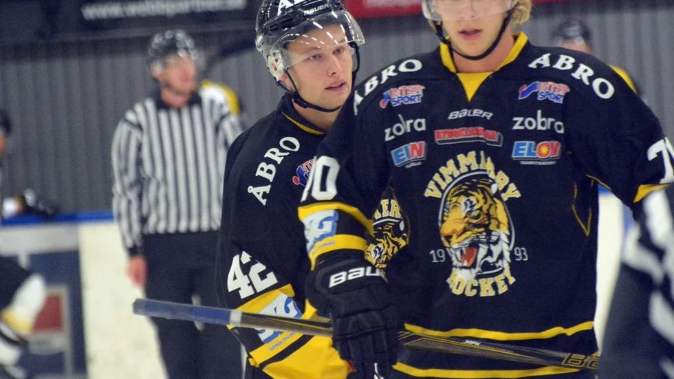 Oscar Josefsson och Oskar Carlsson var två av VH:s bästa spelare, tillsammans med kedjekamraten Anton Carlsson. Foto: Viktor Allvin