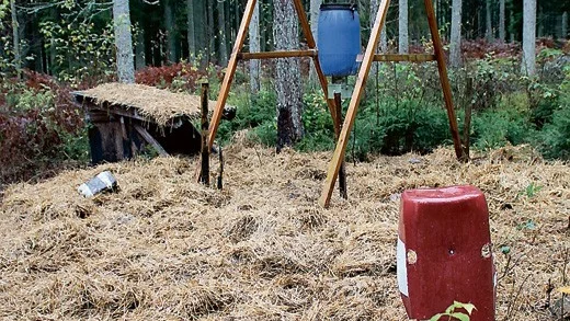 Åtelkamera med tillhörande fälla. Den här finns, utan tillstånd, i en skog utanför Vimmerby. Länsstyrelsen har inte beviljat en enda åtelkamera i hela länet.