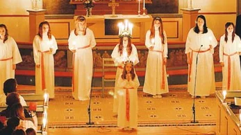 Mathilda Ivarsson, Målilla Lucia 2011 och hennes tärnor lyser upp i vintermörkret. Inför en fullsatt kyrka kröntes hon av kyrkoherde Marita Rosén. Lill-Lucia heter Elsa Karlsson.