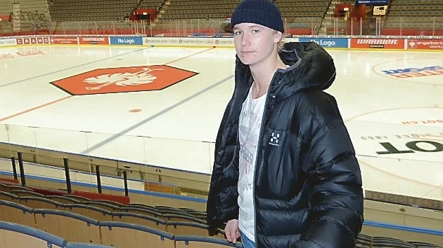 Gustav Forsling, back i Linköpings HC, har blivit uttagen i Tre Kronor som ska möta Finland i två landskamper. Hedrande och överraskande, konstaterar Gustav. Foto: Leif Larsson