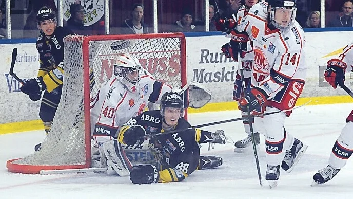 Jesper Kokkonen var nära att kvittera i slutet - men just nu vill det sig inte för varken Vimmerby eller Kokkonen. Foto: Magnus Strömsten