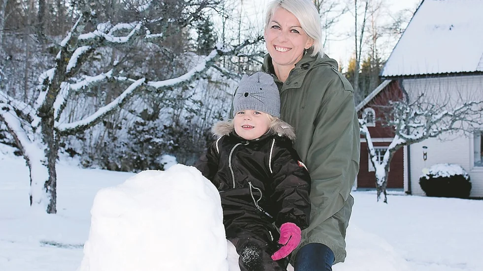 Kristin Nyström har varit hemma hos föräldrarna i Djursdala för att fira jul och nyår med sin familj, här med dottern Ava. I vanliga fall lever hon i Singapore där hon designar och marknadsför sitt eget barnklädesmärke Gardner and the gang. Foto: Lena Dahlberg