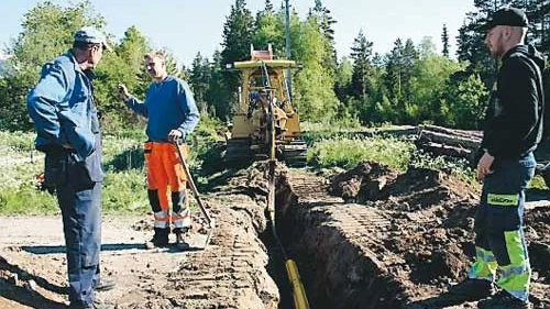 I Kulla fick Alf Tagesson planera sina turer över byvägen då Ubbe Nilsson och Morgan Björn la kabel under vägen.