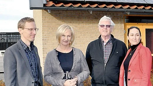 Trojkan samlad utanför solpanelen på bostadsrättsföreningens hus Gasellen tillsammans med Håkan Jutterda.