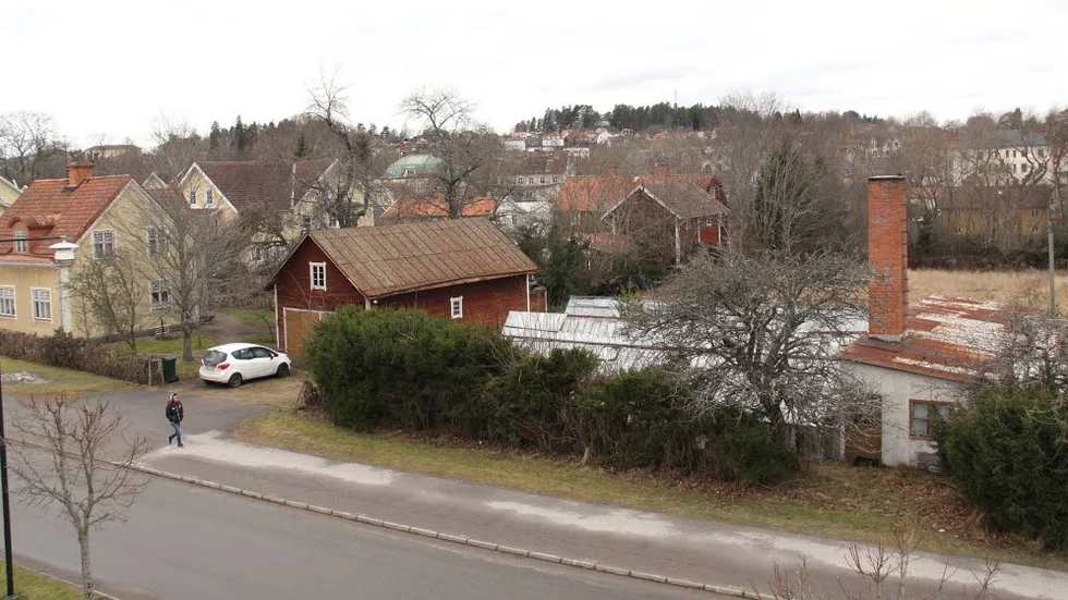 Centralt. Det undersökta området ligger i samhällets kärna.