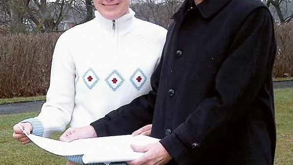 Jenny Lindström, föreståndare för barnverksamheten, och Göran Kedvall, tf kyrkoherde, planerar för en kristen förskola.