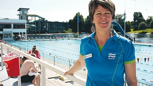 Anita Nilsson hoppas på en varm och solig sommar för Tinnis skull.