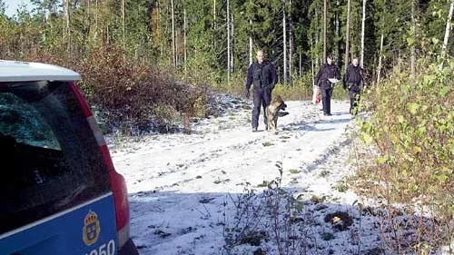 Polishunden Nero och hundförare Kenth Sjöberg har slutfört sitt uppdrag och hittat 19-åringen. Här på väg tillbaka från platsen tillsammans med poliskollegor.