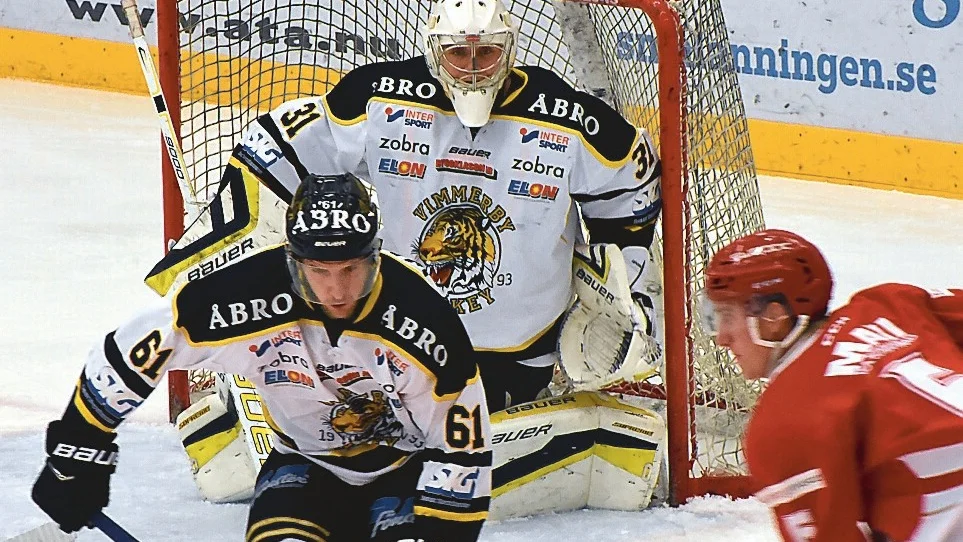 VH-målvakten Linus Lundin har gjort en mycket stark säsong. Rykten placerar honom nu i rivalen Västervik. "Själv har jag inte hört något", säger Lundin. Foto: Michael Nordin