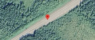 Ett körfält blockerat på grund av en stillastående personbil på E4