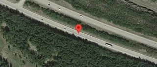 En stillastående personbil ger stopp i ett körfält på E20