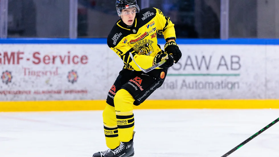 Adam Petersson har skrivit på ett nytt kontrakt.