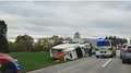 Lastbil lastad med ägg har vält i trafikolycka