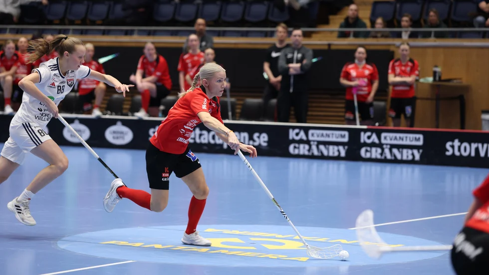Anna Wijk, här mot Växjö i Uppsala, blev skadad i tredje perioden och utgick. Hon tillbaka i ett byte i tredje perioden och gjorde mål men spelade inte i förlängningen. 