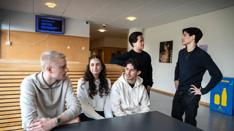 Klasskompisarna Lukas Arverud, Adea Celik, Daniel Al-Badri, William Wiberg och Elias El Shobaki på Tumba gymnasiums linje med fokus på aktier och finans.