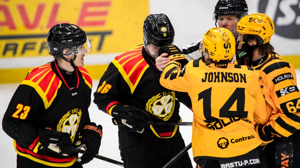 Andreas Johnson och Jonathan Pudas i kamp. AIK hade inte marginalerna på sin sida.