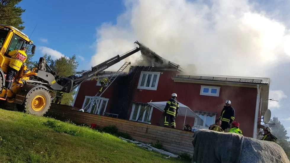 En ung barnfamilj blev hemlös efter lördagens brand i Norrbottensgård i Grelsbyn utanför Överkalix. Brandmännen tvingades riva upp taket för att komma åt glödhärden. Polisen misstänker inget brott.