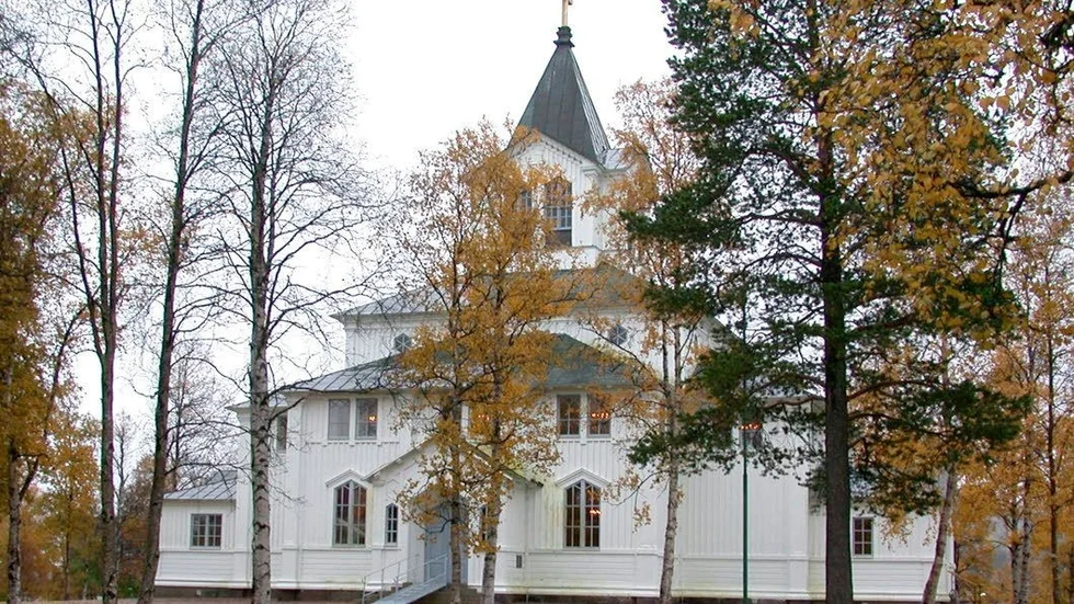 Det är så skräpigt vid Gällivare kyrka att en kvinna trodde kyrkogården var utsatt för sabotage.