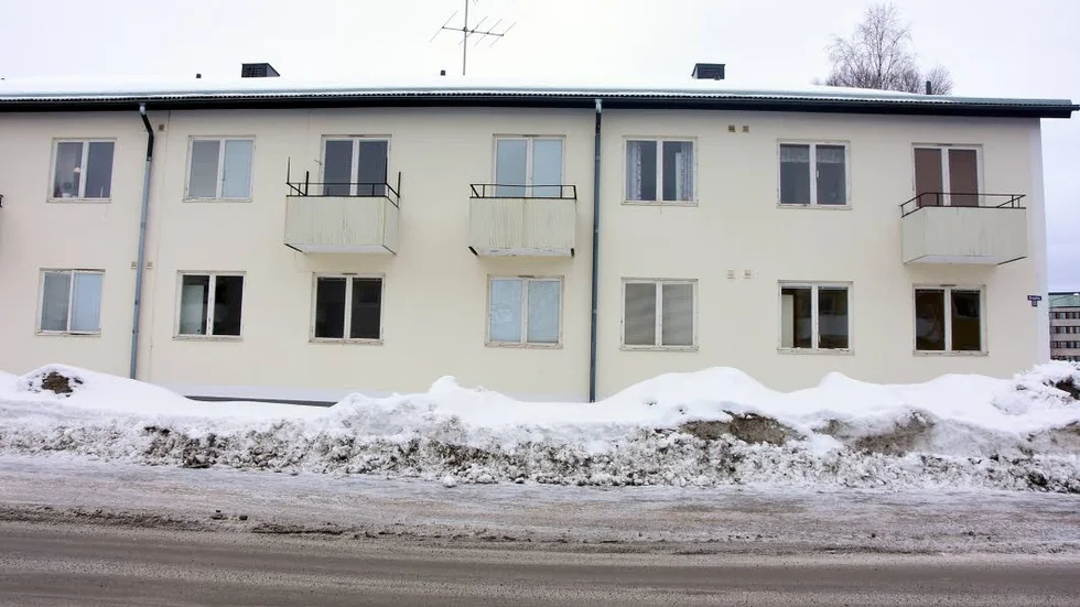 TOMT. Allt fler fönster lyser tomma i husen i kvarteret Narcissen. Kommunen vill köpa tomträtten av Bodenbo, men stiftelsen är inte beredd att släppa den ifrån sig.