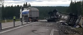 Lastbilssläp välte på E4 - svårt bärgningsarbete
